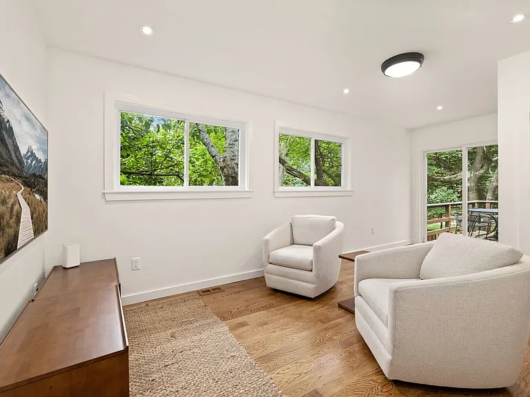 W Holly St — Photo 10