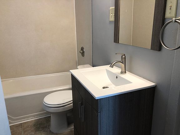 3rd image of 425 NE Campus St