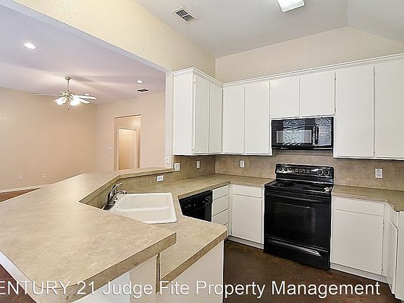 3rd image of 302 Aspen Ct W