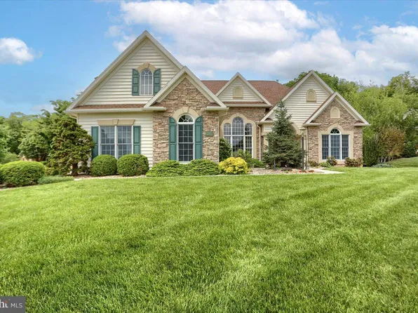 7094 Killarney Dr, Fayetteville, PA 17222