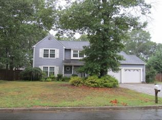 4 Royal Dr, Coram, NY 11727