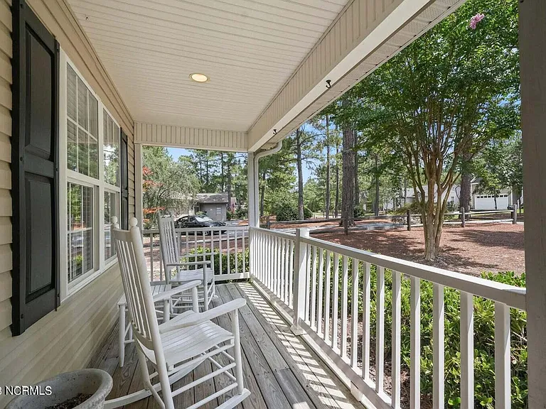 195 Adams Cir — Photo 2