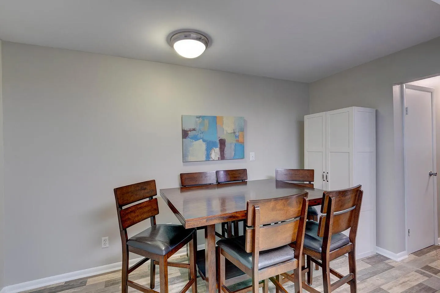 Charming Indianapolis home close to Fort Harrison State Park and trails — Photo 4