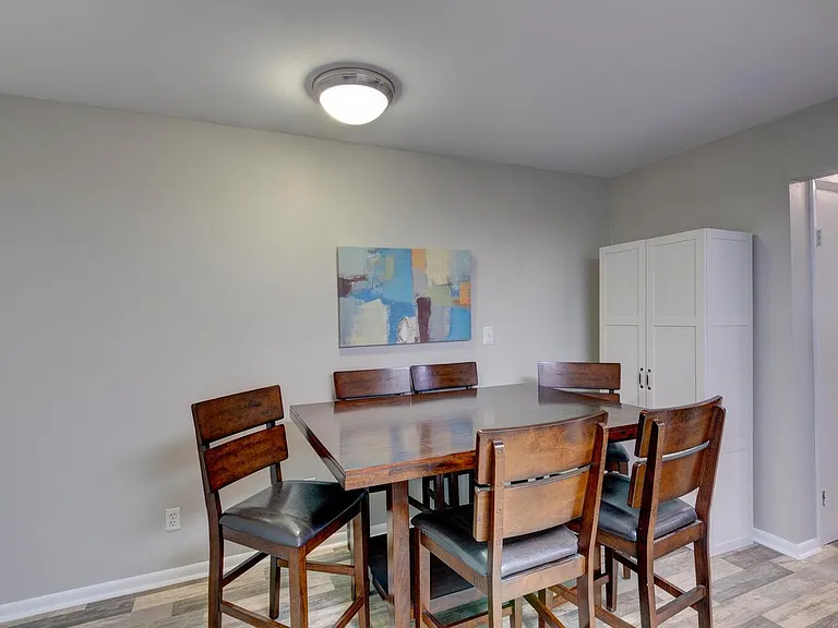 8027 N Richardt Ave — Photo 4