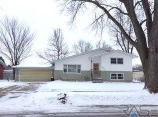 909 E Pam Rd, Sioux Falls, SD 57105