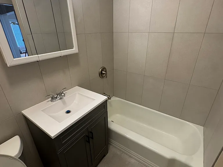 7018 W Archer Ave #2R — Photo 3