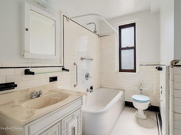5th image of 40 W 77th St #16F