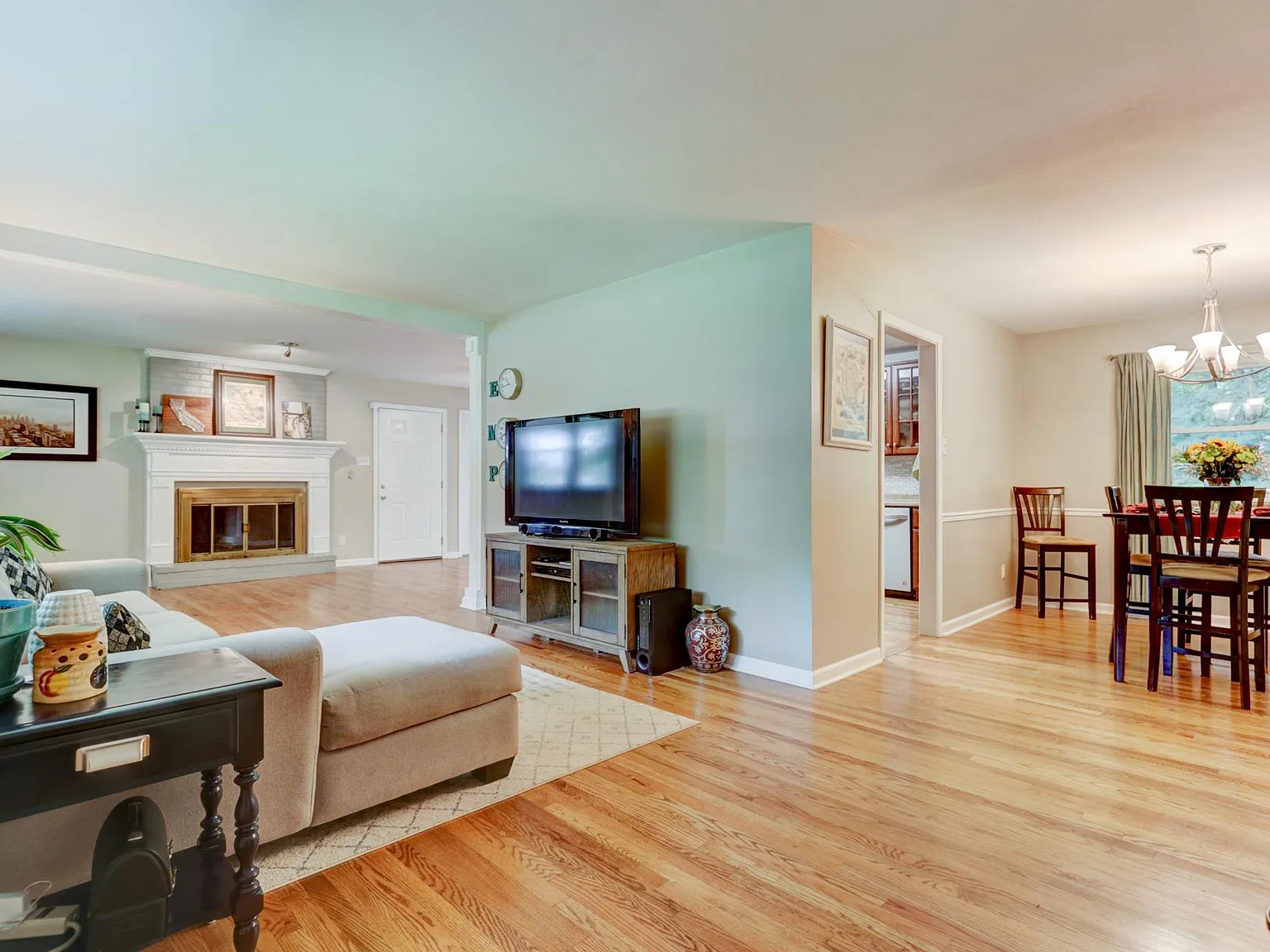 3 bed, 1600 sqft, $2,300 — Photo 3