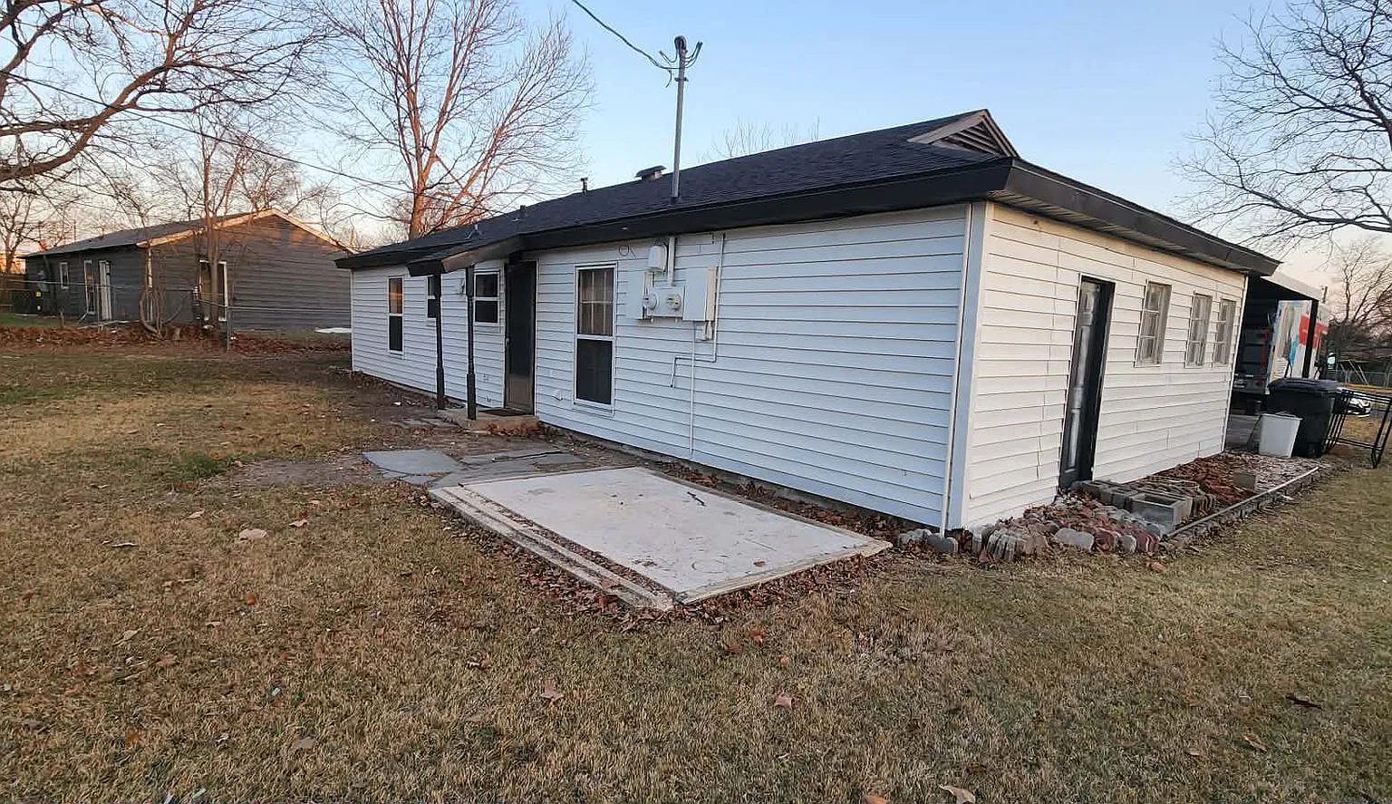 Spacious 3 Bed / 2 Bath Home Near Base 2 Living Areas + Large Yard — Photo 3