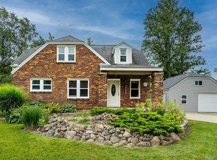 4083 Motorway Dr, Waterford, MI 48328