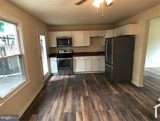 3 bed, 1080 sqft, $2,095 — Photo 2