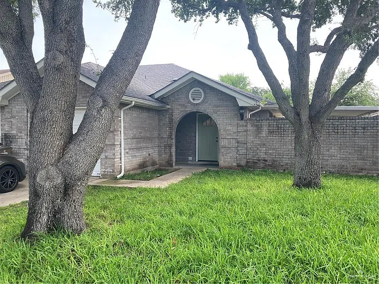 1918 Ash Cir — Photo 3