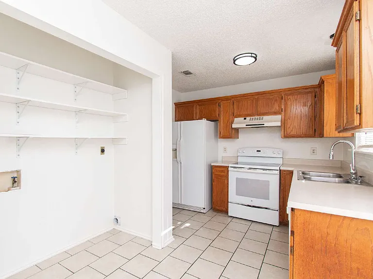 2104 Corona Dr — Photo 6