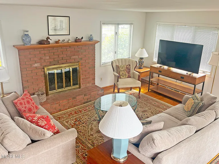 416 Salem Ave — Photo 2