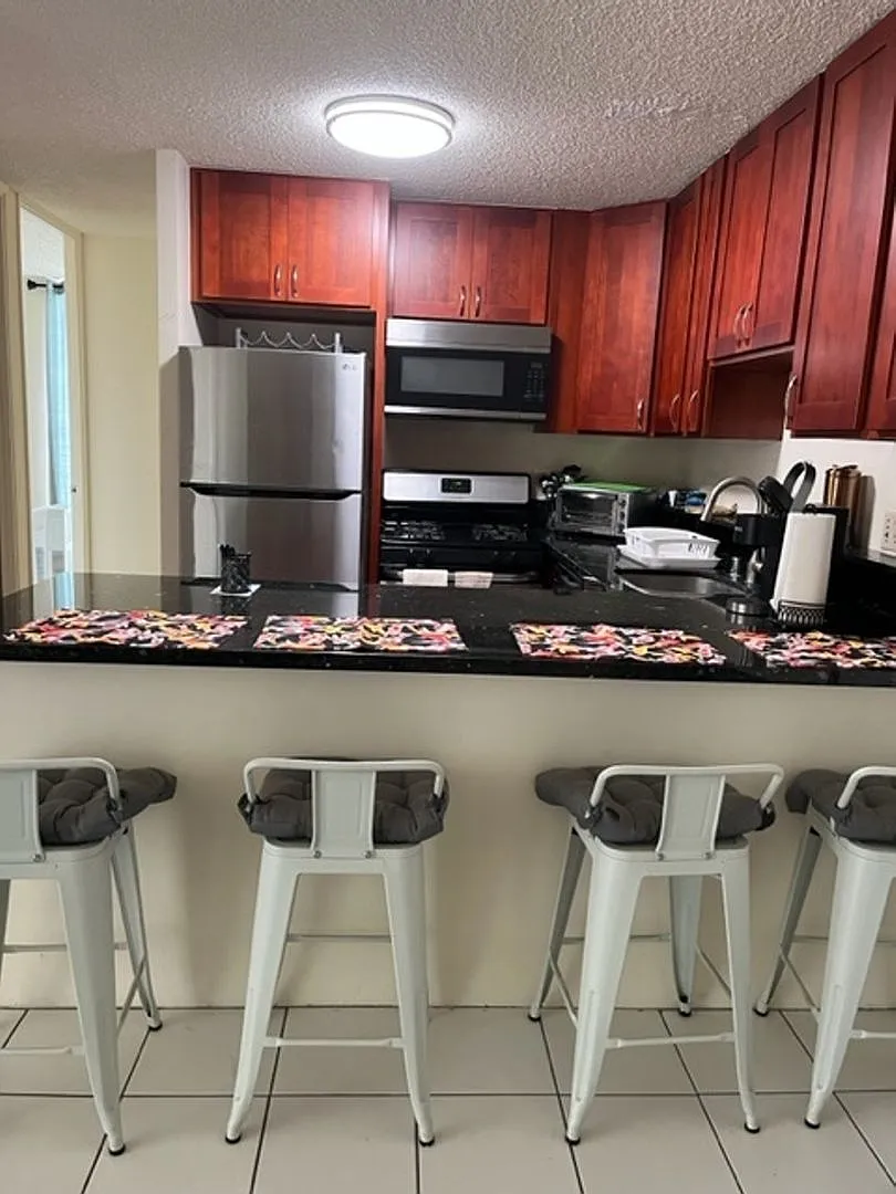 Charming 2BR Condo in Honolulu — Photo 2