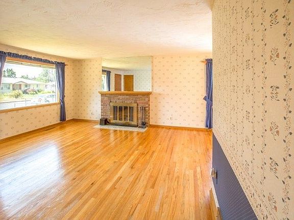 3rd image of 3928 W Heroy Ave