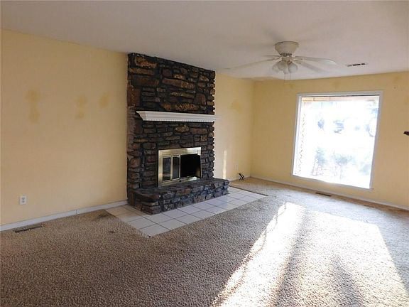 2nd image of 13 Hollow Way Dr