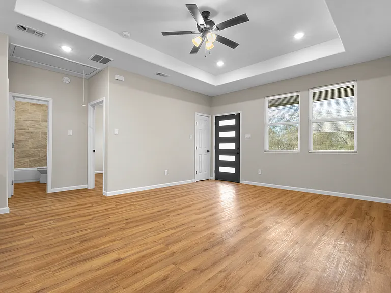 913 W Sherman St — Photo 3