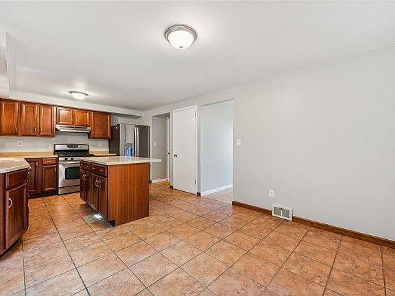5th image of 921 Garden City Dr