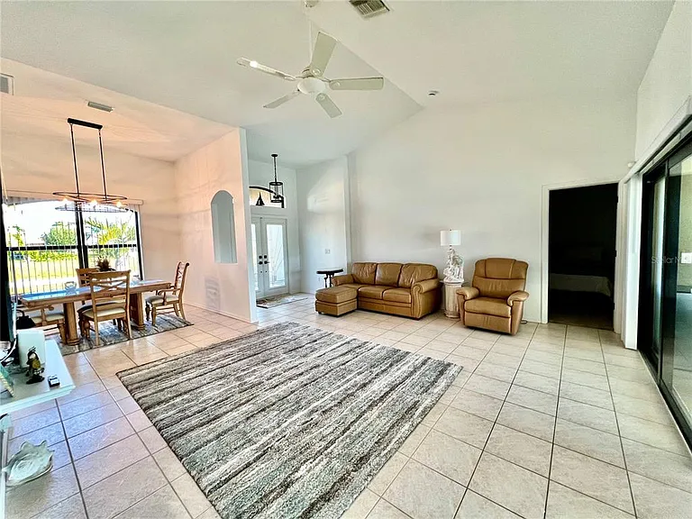 426 NW 37th Pl — Photo 17