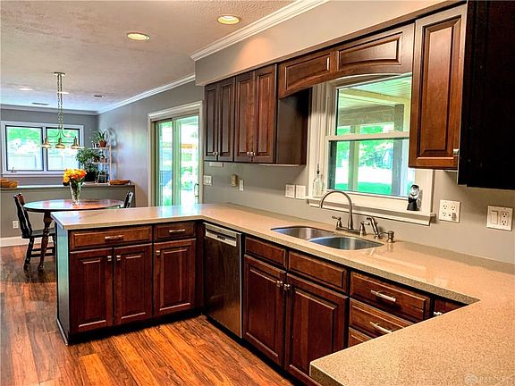 5th image of 645 Oakwood Ct