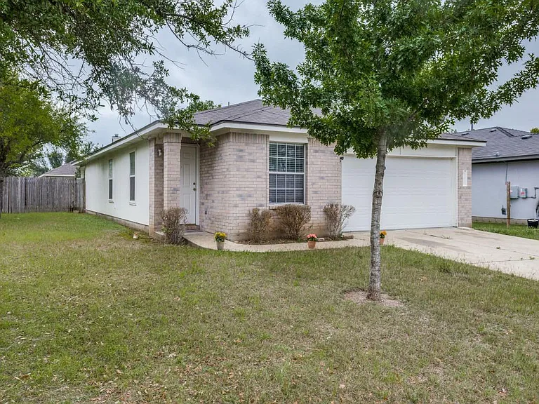 105 Loryn Dr — Photo 1