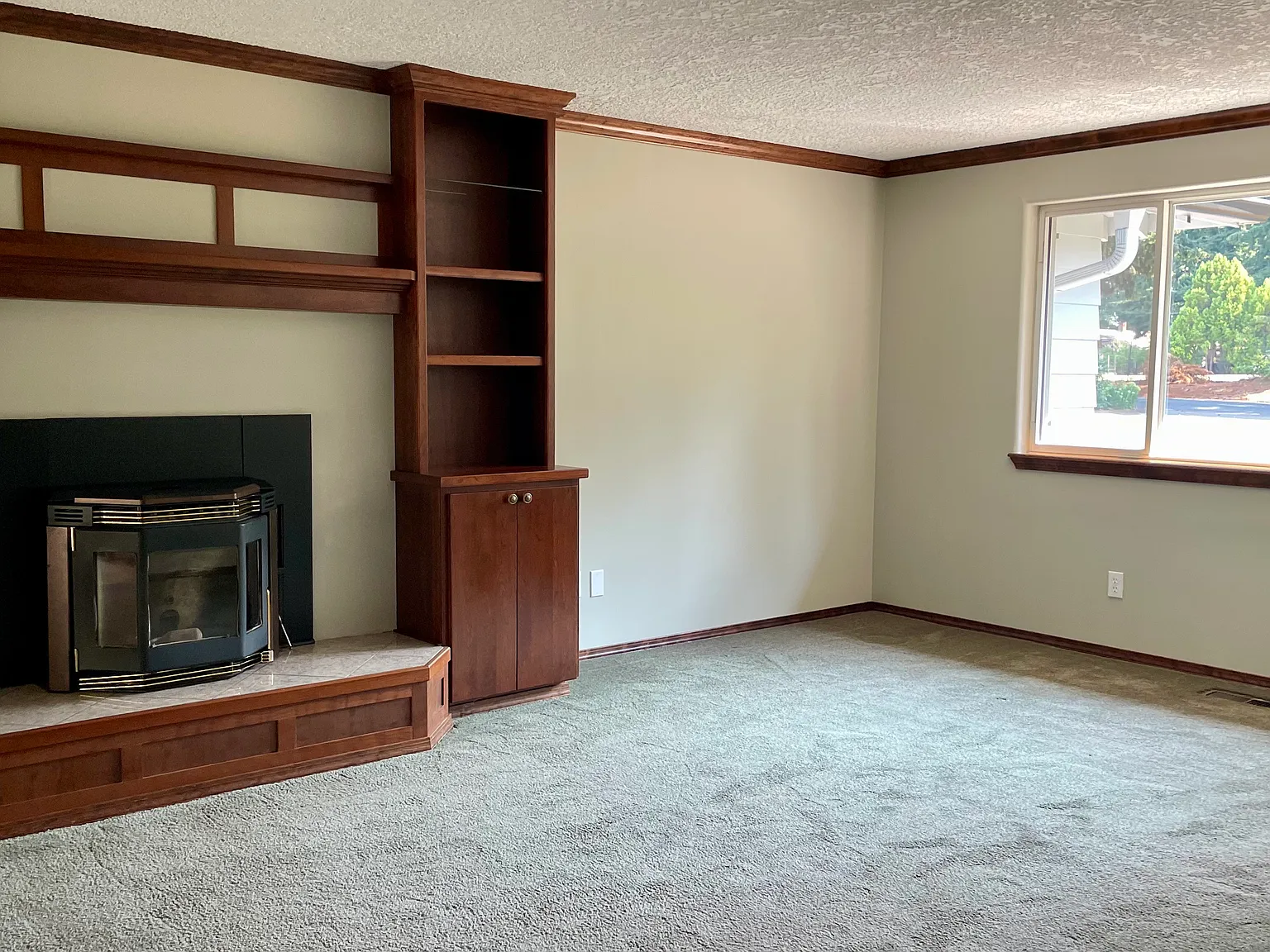 3 bed, 2429 sqft, $3,600 — Photo 3