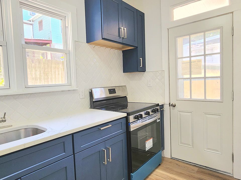 Kitchen (Hood range was installed after pics were taken)