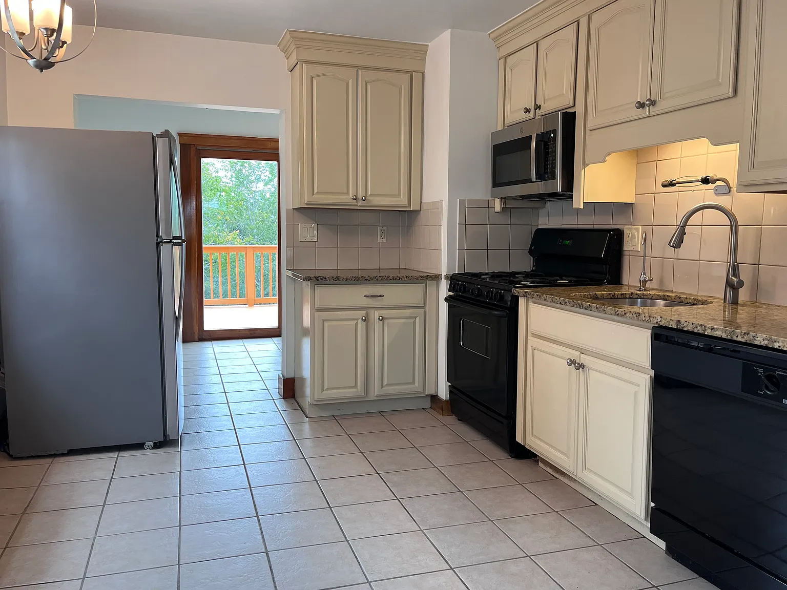 3 bed, 1500 sqft, $3,300 — Photo 4