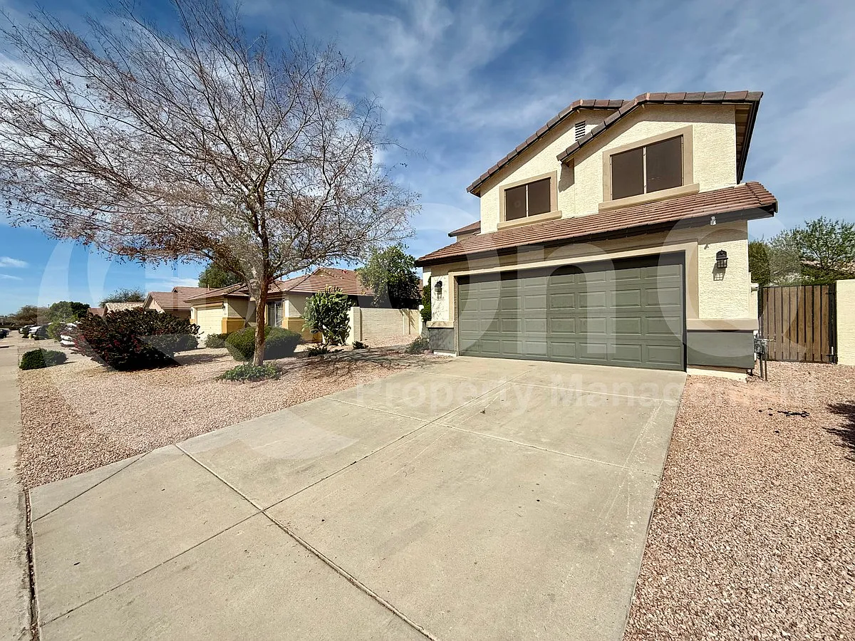 5 bed, 2.5 bath, 2407 sqft, $3,099 — Photo 2