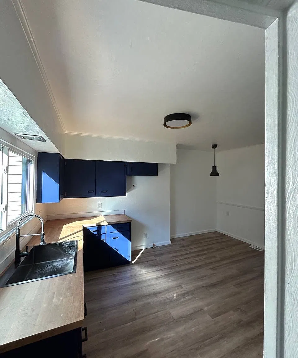 3 bed, 936 sqft, $1,900 — Photo 1