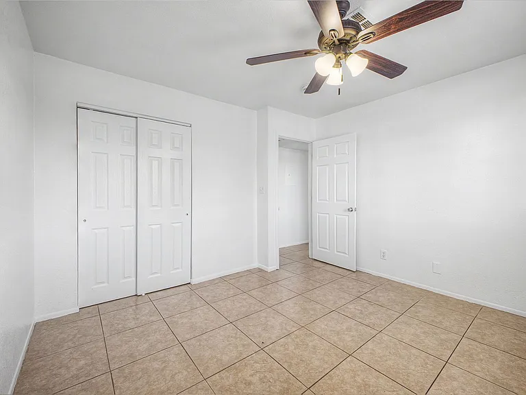 Twin Palms Apartments — Photo 15
