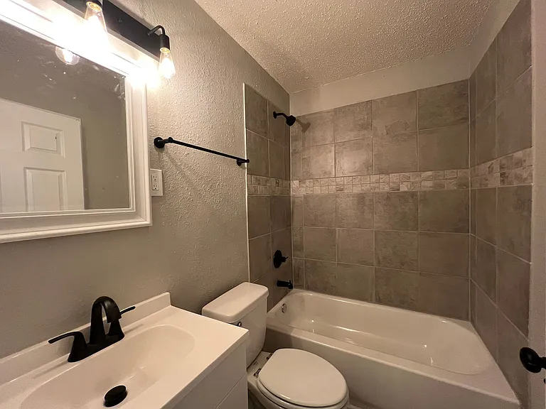 1385 Gold Ave — Photo 4