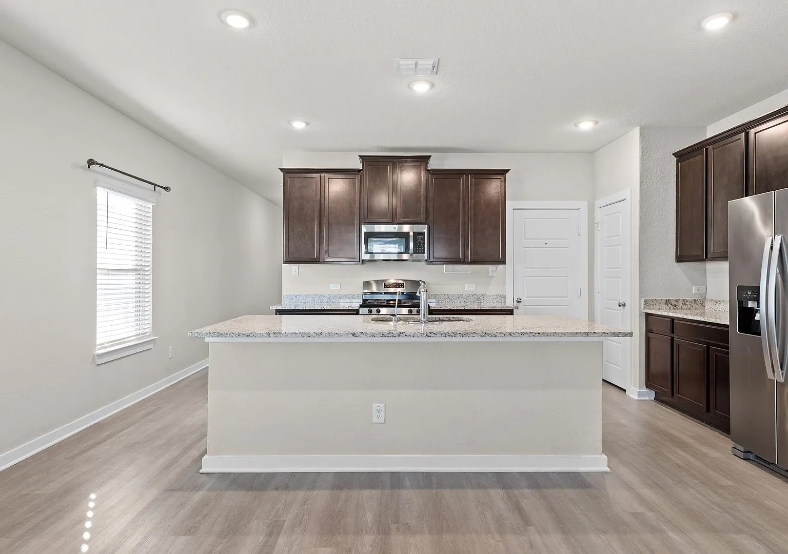 4 bed, 2.5 bath, 2199 sqft, $2,000 — Photo 4