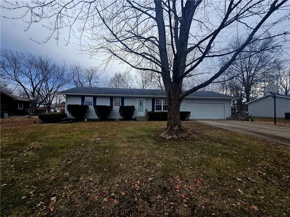 124 Donoho Dr, Salem, IL 62881