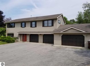 809 Glastonbury Cir, Traverse City, MI 49696