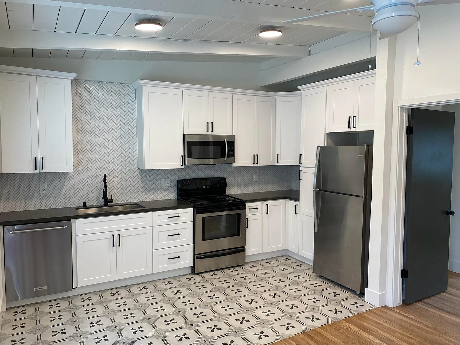 1 bed, 500 sqft, $2,375 — Photo 4