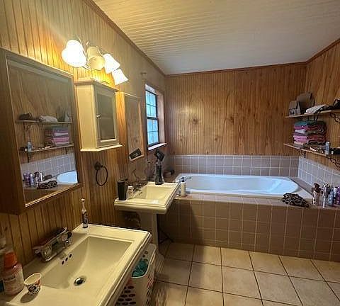 4th image of 590 White Apple Rd