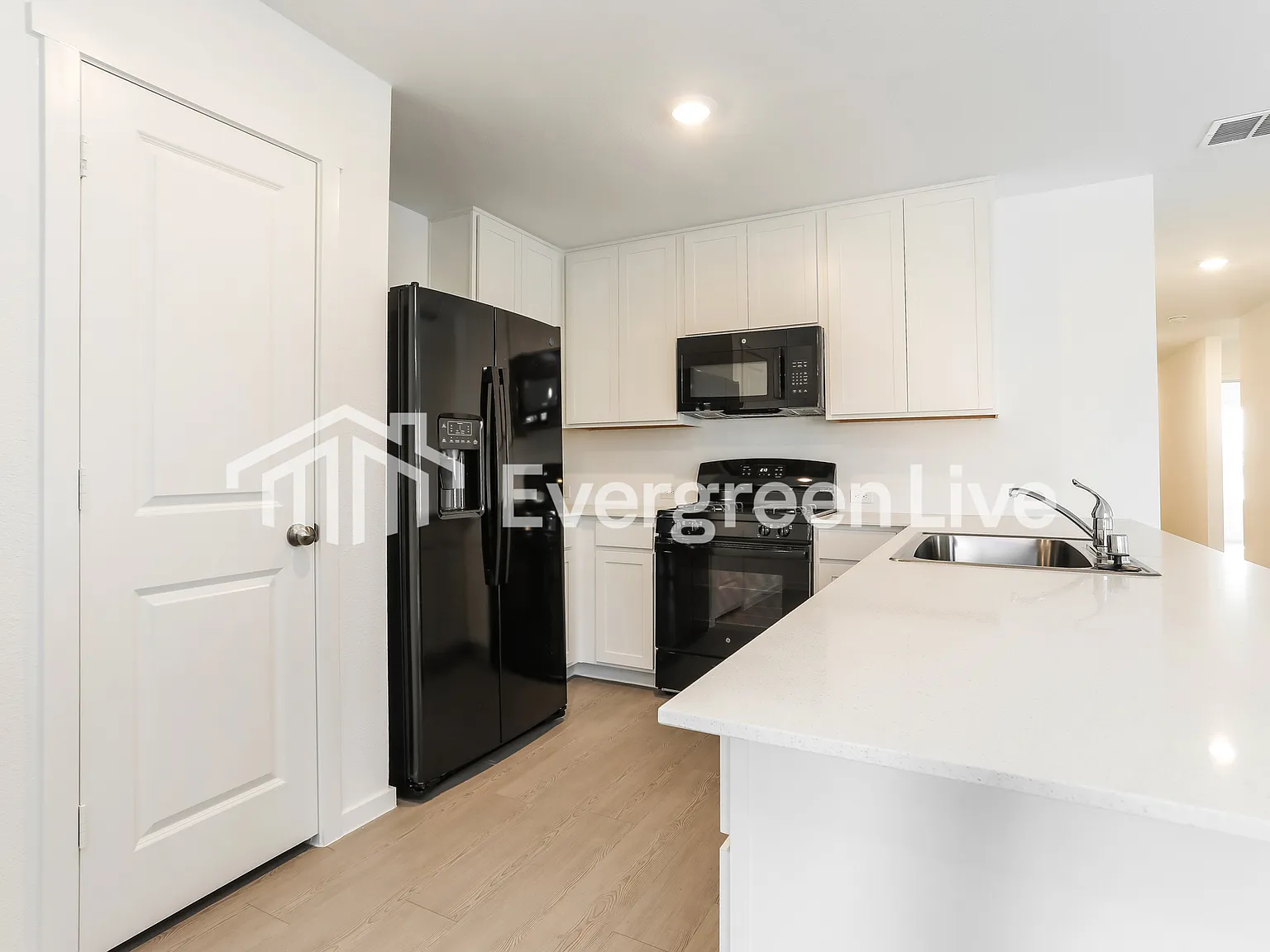 4 bed, 2.0 bath, 1720 sqft, $1,745 — Photo 3