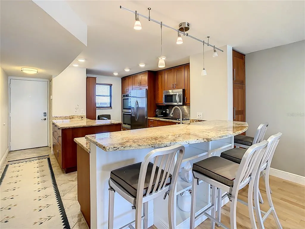 2 bed, 2.0 bath, 1025 sqft, $3,500 — Photo 3