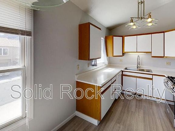 3rd image of 6945 Yellowpine Dr
