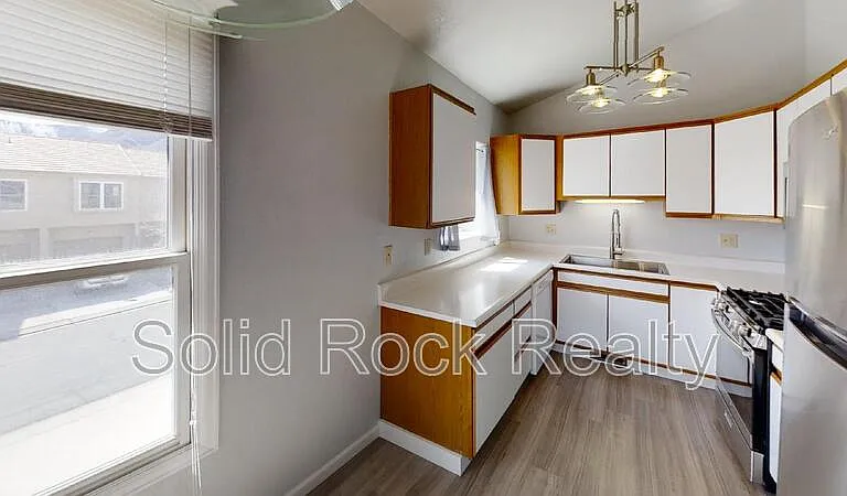 6945 Yellowpine Dr — Photo 3