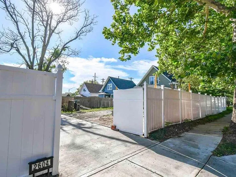 2604 Y St — Photo 40