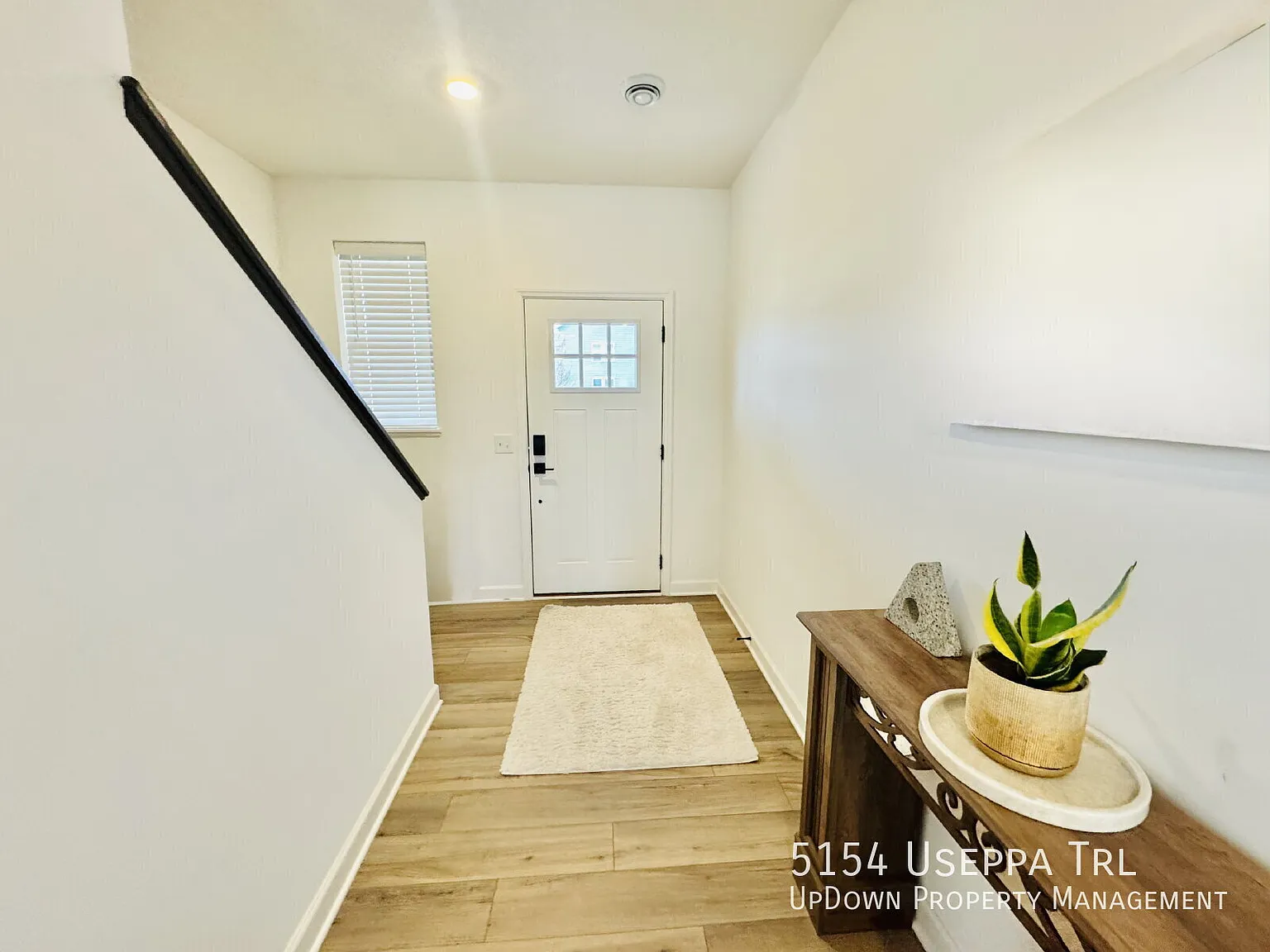 Spacious 5-Bedroom Retreat with Granite Finishes & Guest Suite in Woodbury! — Photo 2
