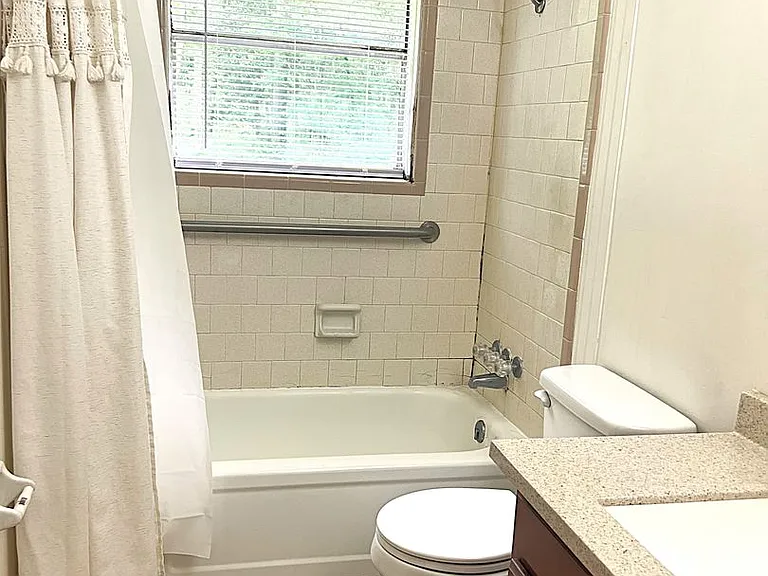 560 Beverly Dr — Photo 10
