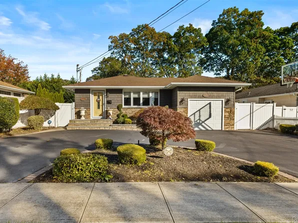 135 N Linden Street, Massapequa, NY 11758
