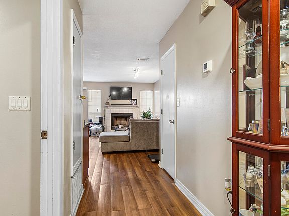 3rd image of 611 Virginia Oak Ct