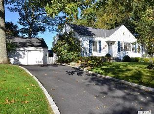 128 Lawrence Ave, Smithtown, NY 11787