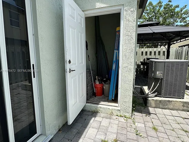 133 SE 28th Ter #8 — Photo 36