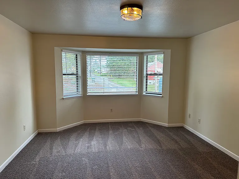 1690 NE Pleasant St #102 — Photo 3